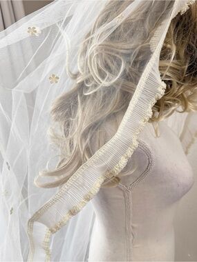 Vintage flower detail long veil (small holes)